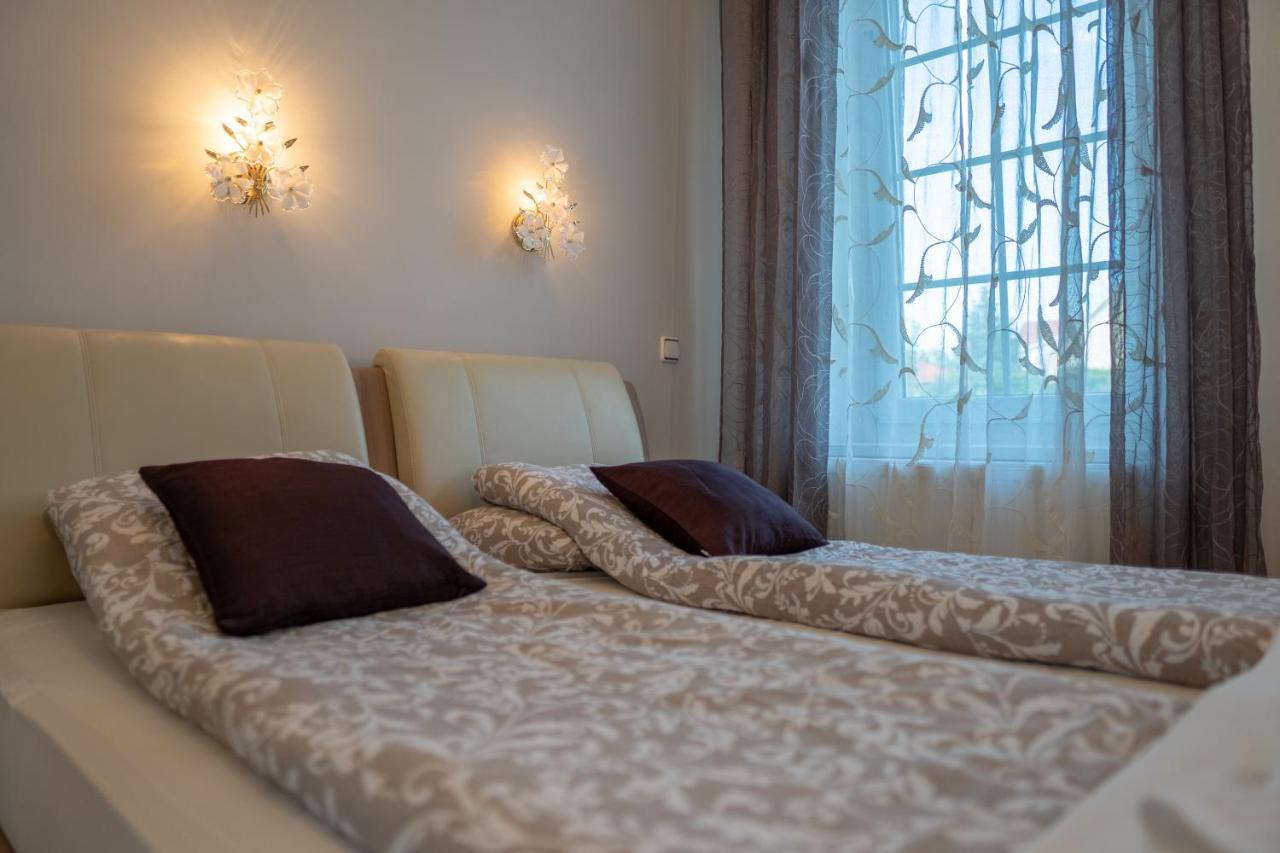 발라톤엘 F57 - Franko Csaladi Panzio B&B 외부 사진